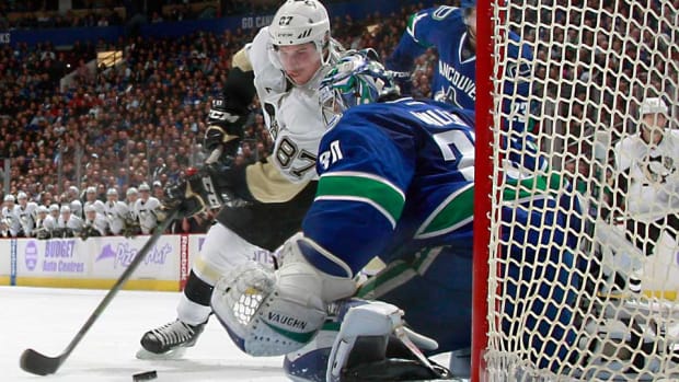 Crosby-top-Vinnick-NHLI.jpg